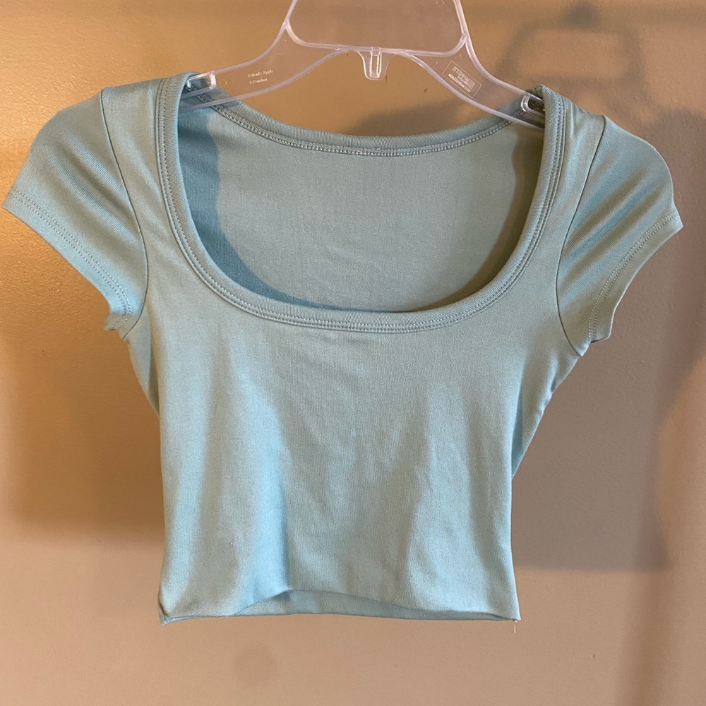 Green scoop neck crop tee